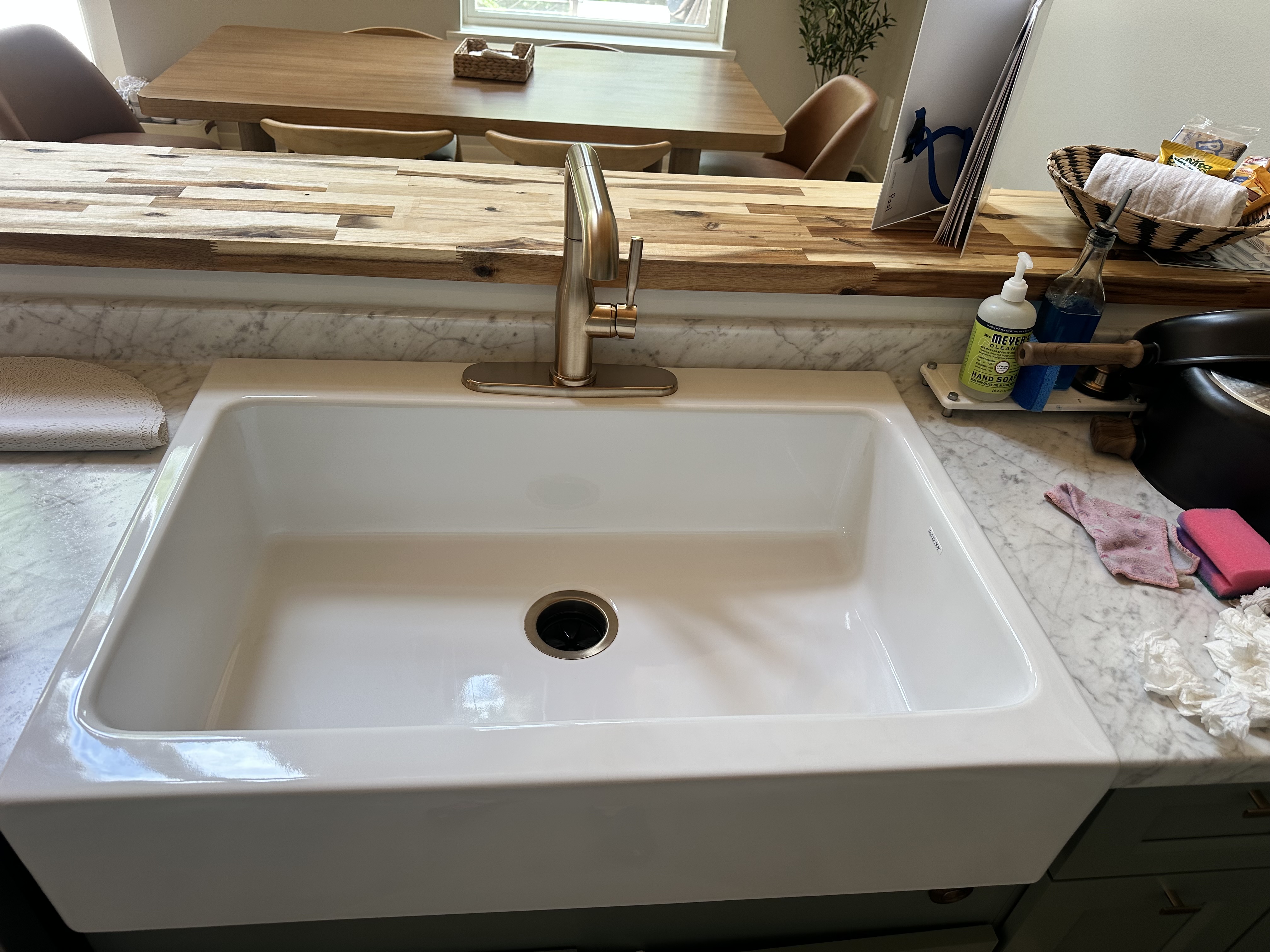 Sink detail clean after cleaning